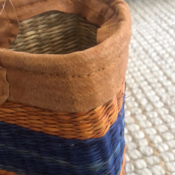 Gorgeous brand new straw tote bag. 14x10 suede handles - Picture 2 of 9